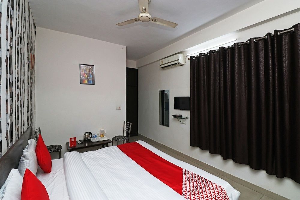 OYO 3426 The Grand White Inn