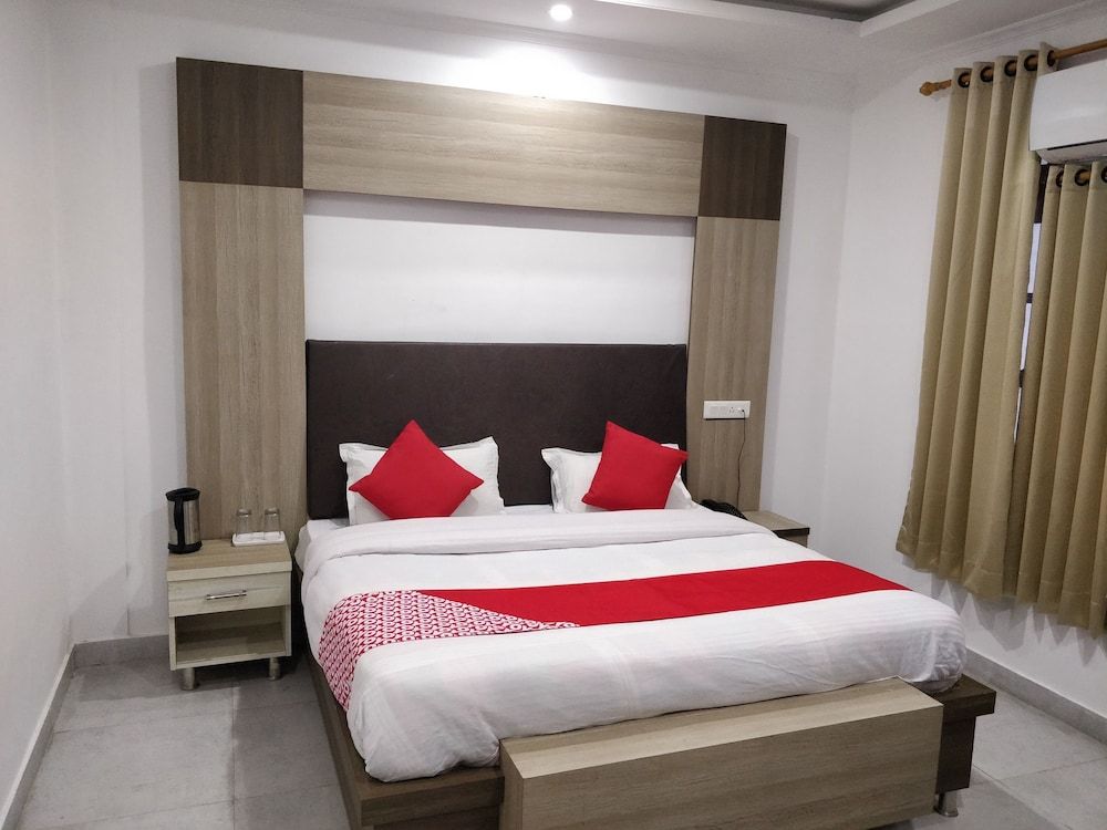 OYO 24209 The Pearly Gate Deluxe Double Room, 1 King Bed 4