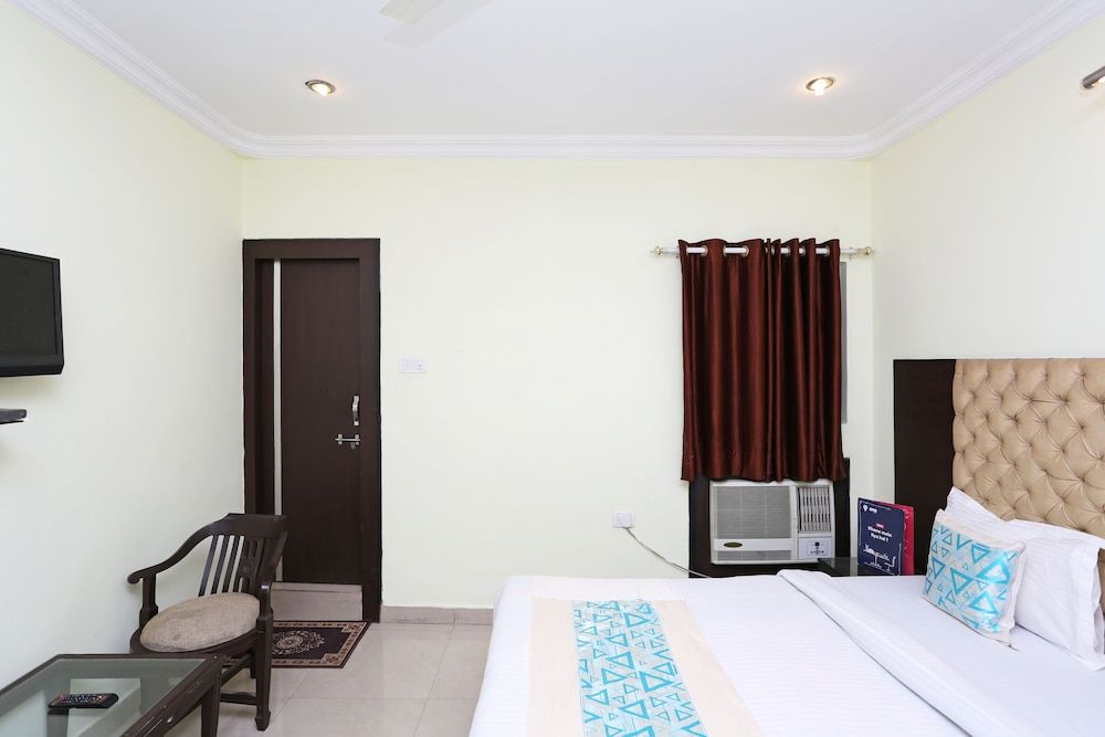 undefined OYO 8909 Hotel Grand 3