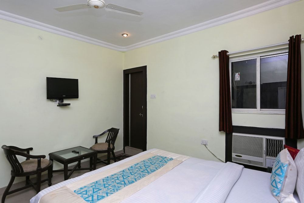 undefined OYO 8909 Hotel Grand 4
