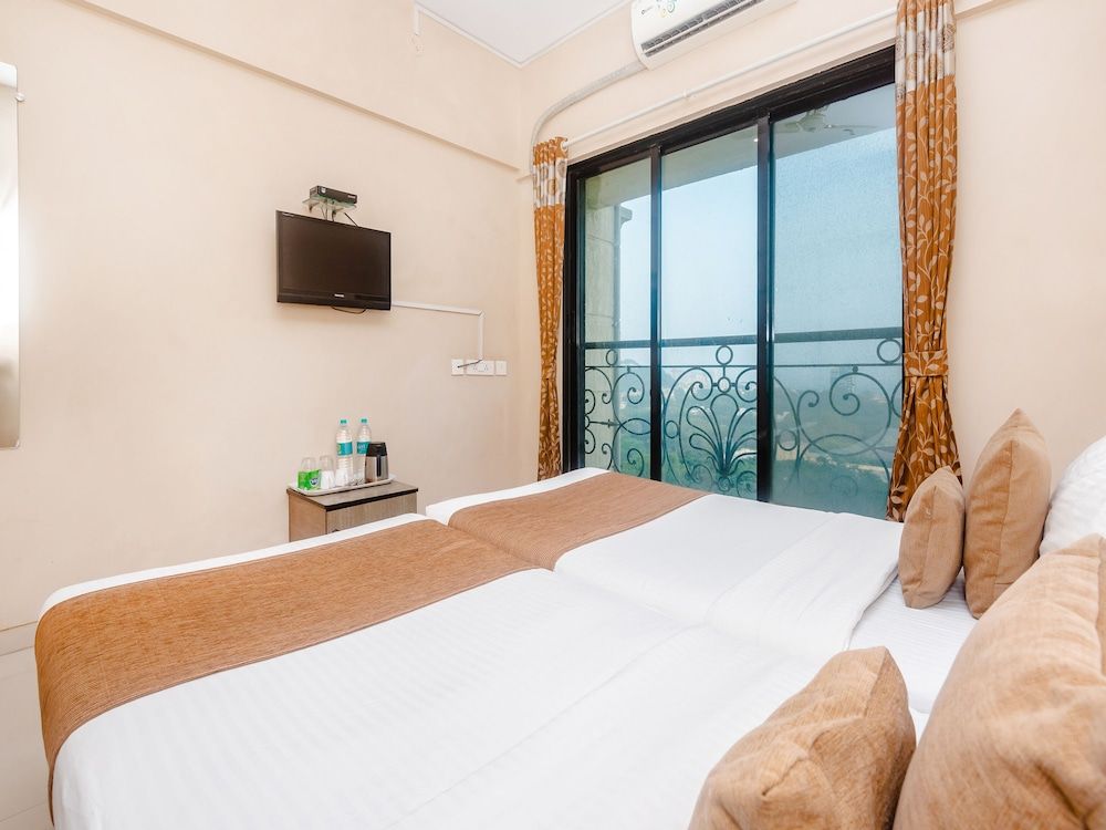 TULIIPSTAYS - Vikhroli Mayfair Hillcrest Deluxe Room 11