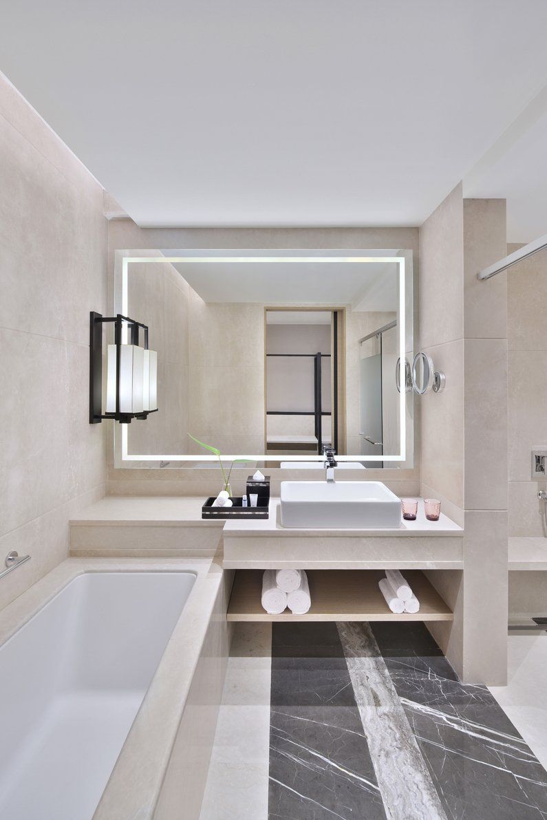 Deluxe Guest Bathroom/Tub