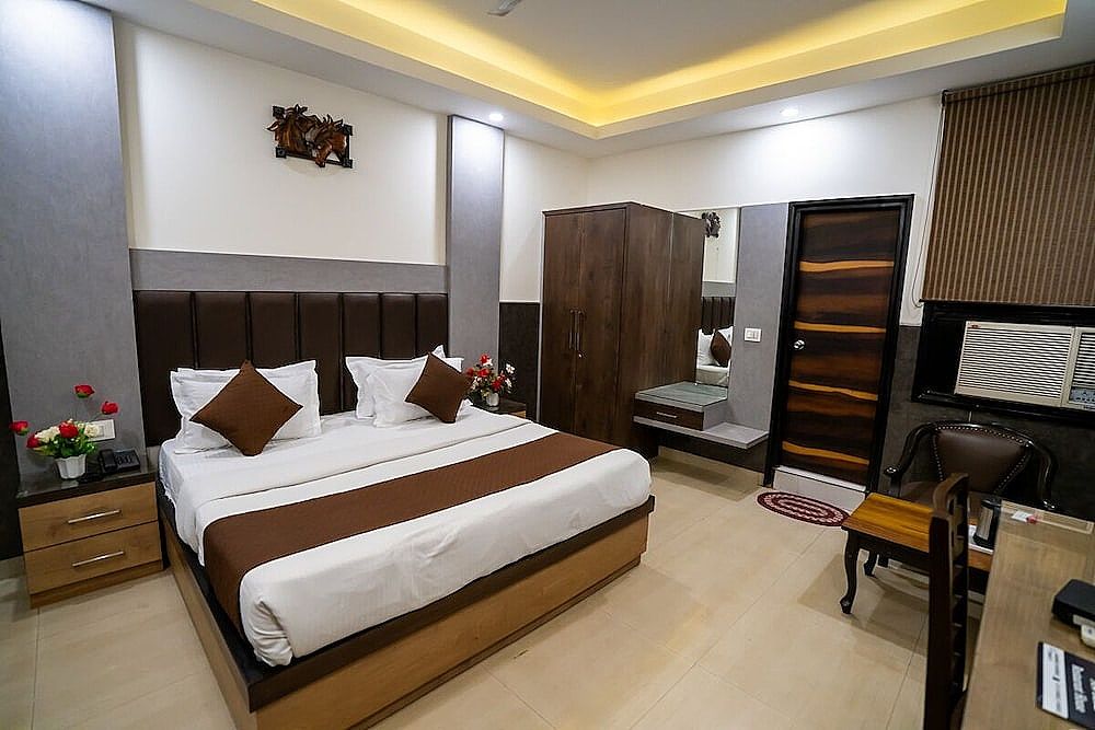 Hotel Mahajan Internatioanal Deluxe Room 9