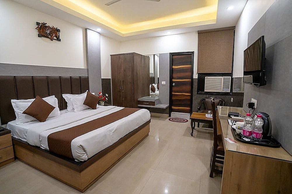 Hotel Mahajan Internatioanal Deluxe Room 11