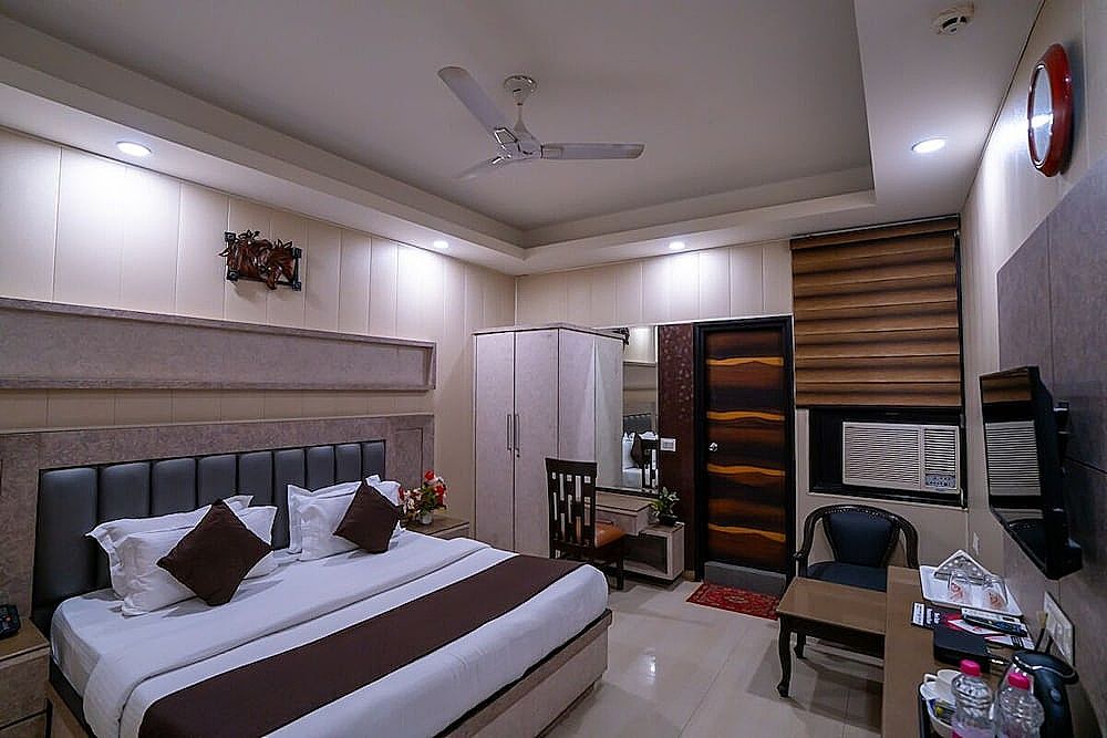 Hotel Mahajan Internatioanal Deluxe Room 8