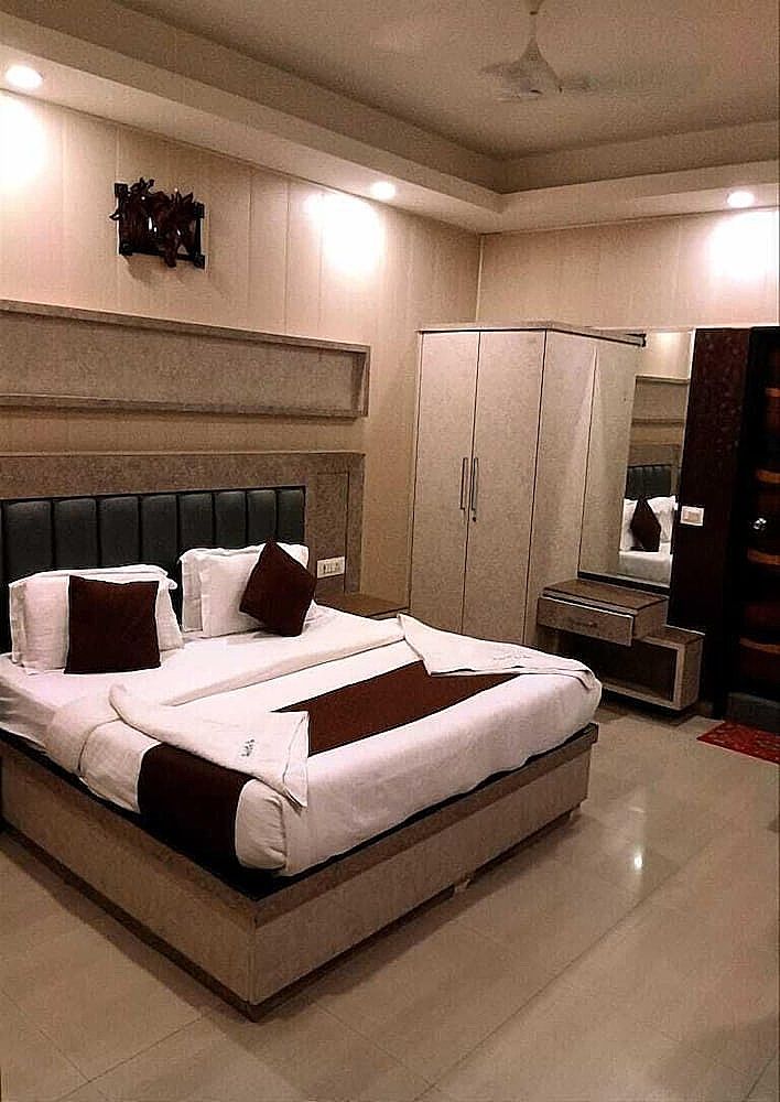 Hotel Mahajan Internatioanal Deluxe Room 5