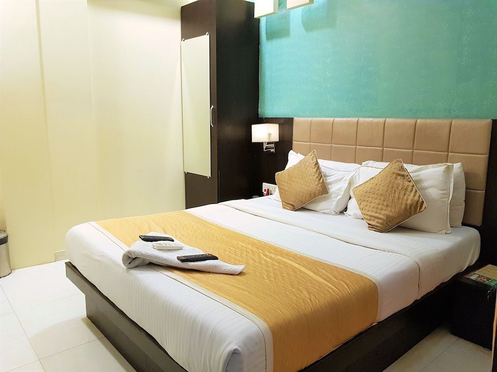 Hexa Avenue Deluxe Double Room 3