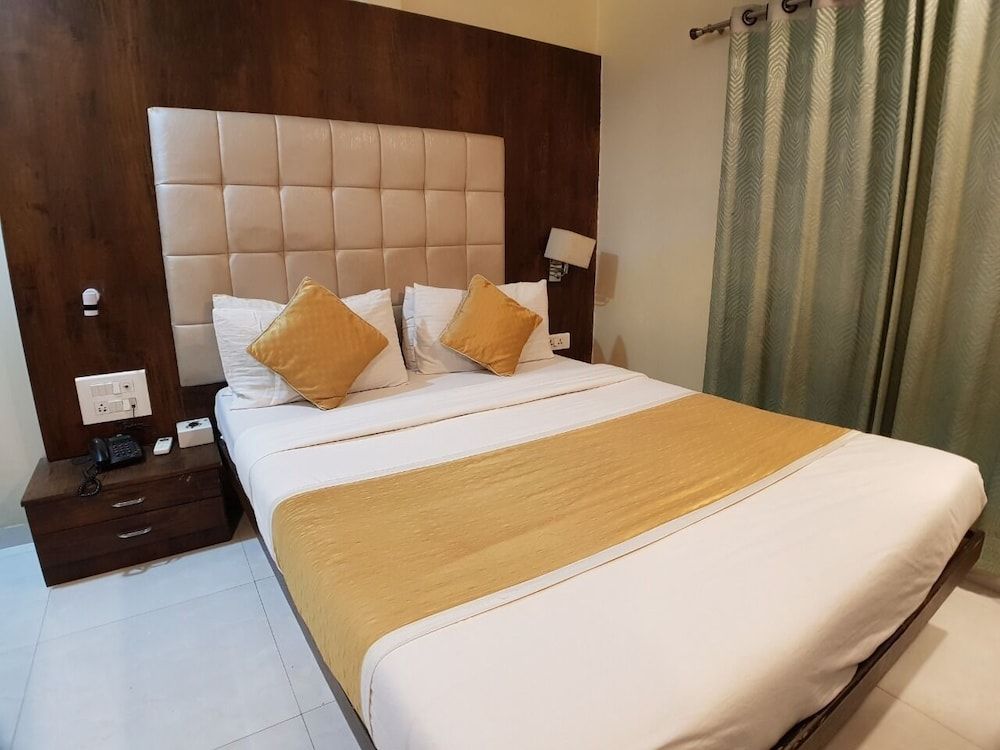 Hexa Avenue Deluxe Double Room 7