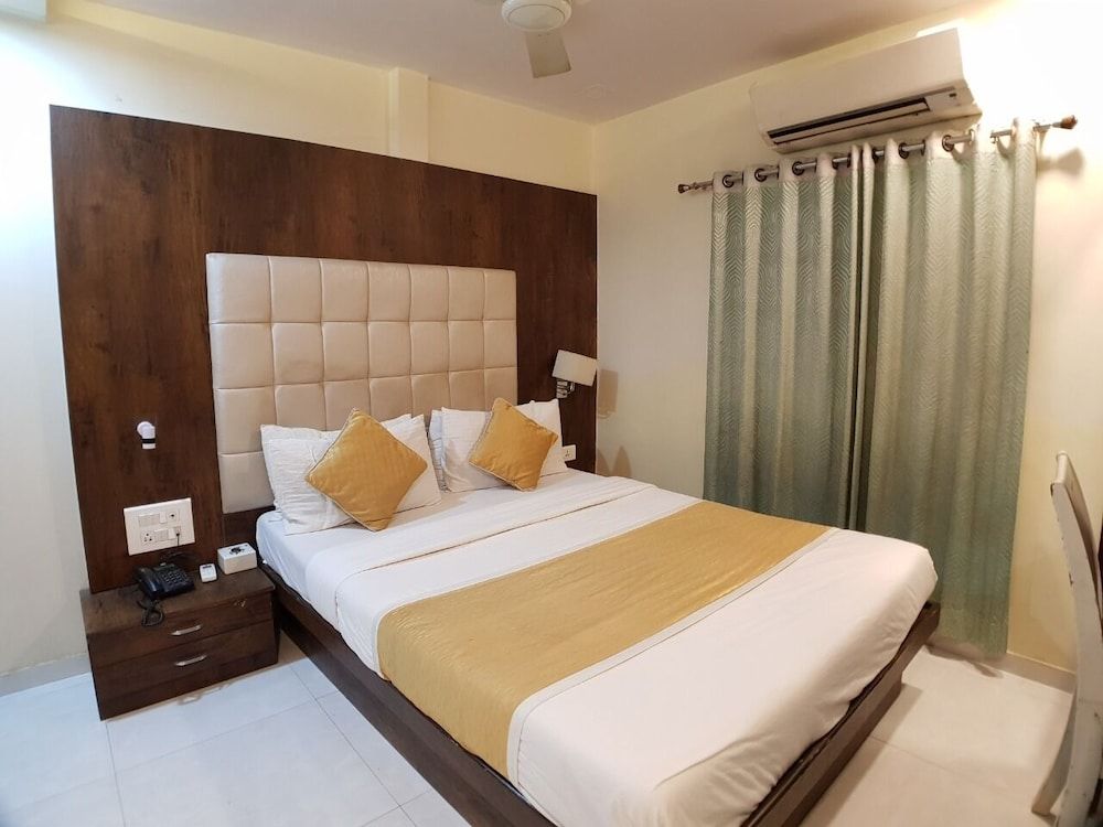 Hexa Avenue Deluxe Double Room 9