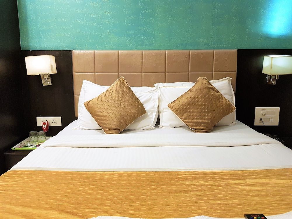 Hexa Avenue Deluxe Double Room 6