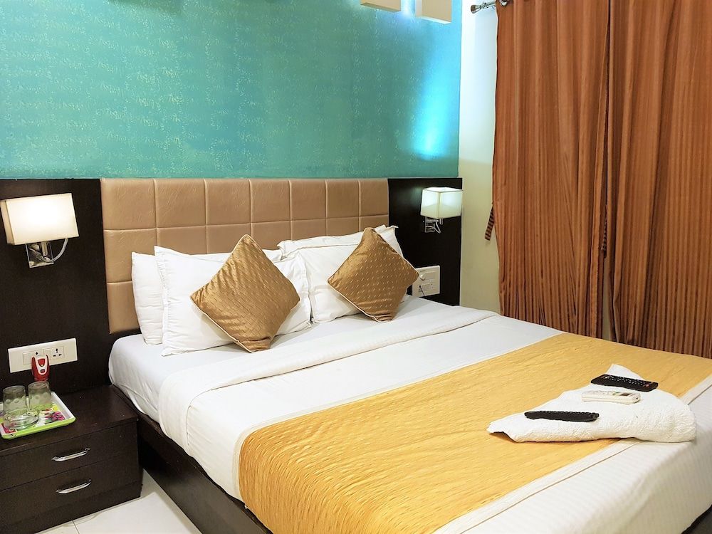 Hexa Avenue Deluxe Double Room 4