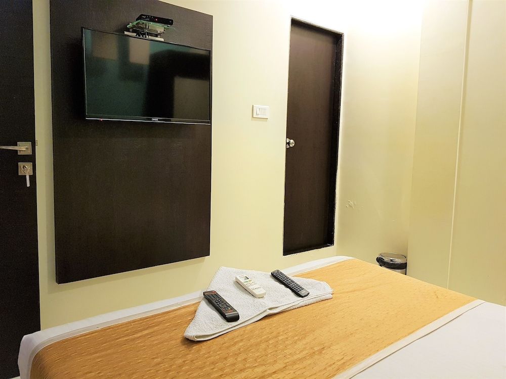 Hexa Avenue Deluxe Double Room 5