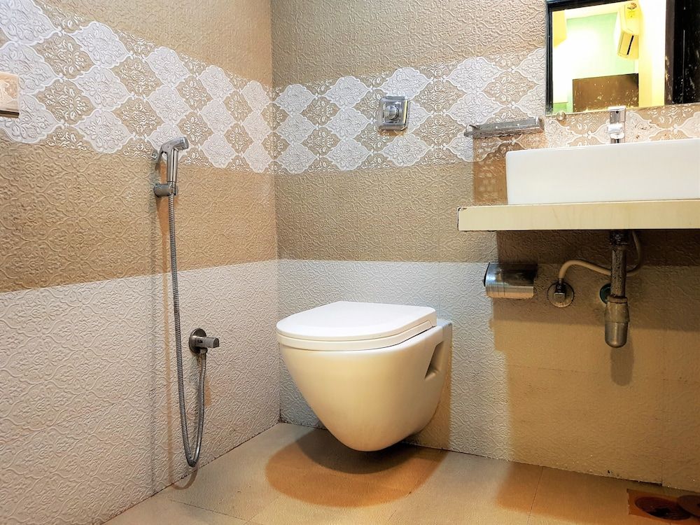 Hexa Avenue Deluxe Double Room 8