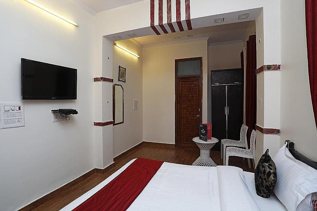 OYO 3814 Stay The Castle Classic Triple Room 11