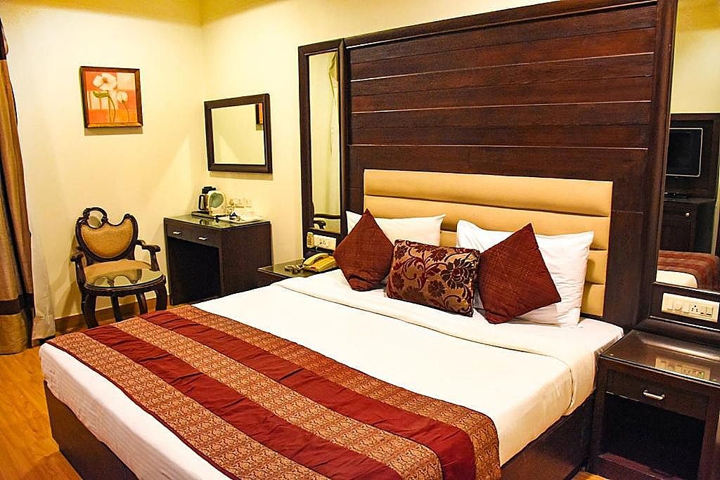 FabHotel Grand Boutique Deluxe Room 2