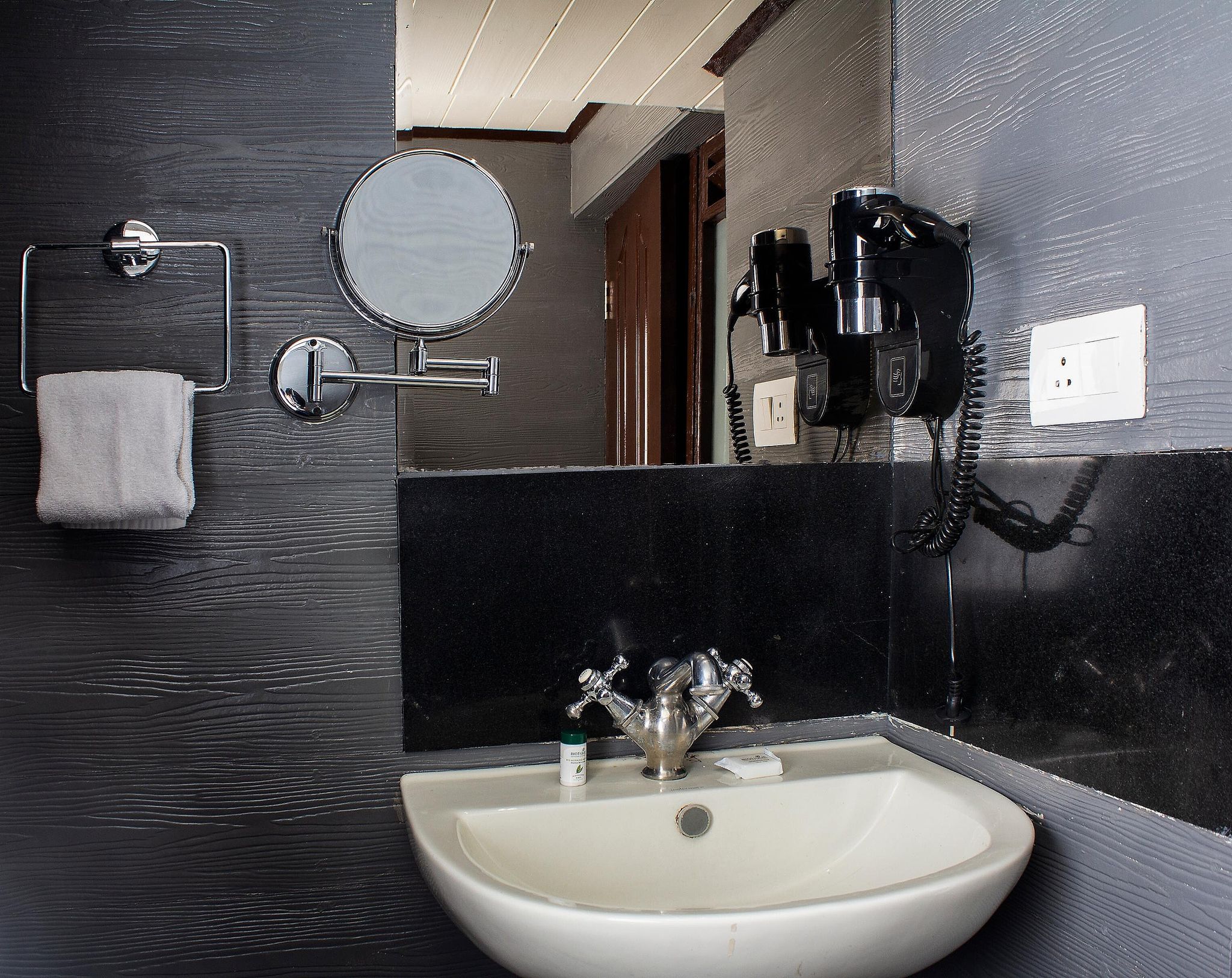 SUMITEL  SHANGRILA Deluxe Double  5