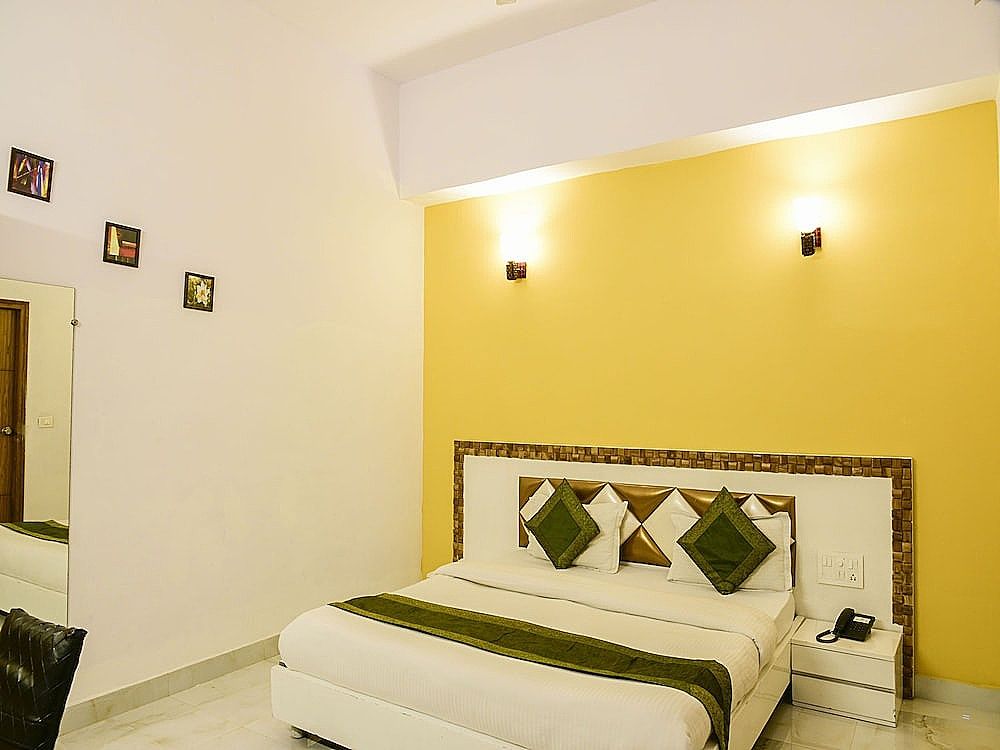 Treebo All Heavens Standard Room, 1 King Bed 3