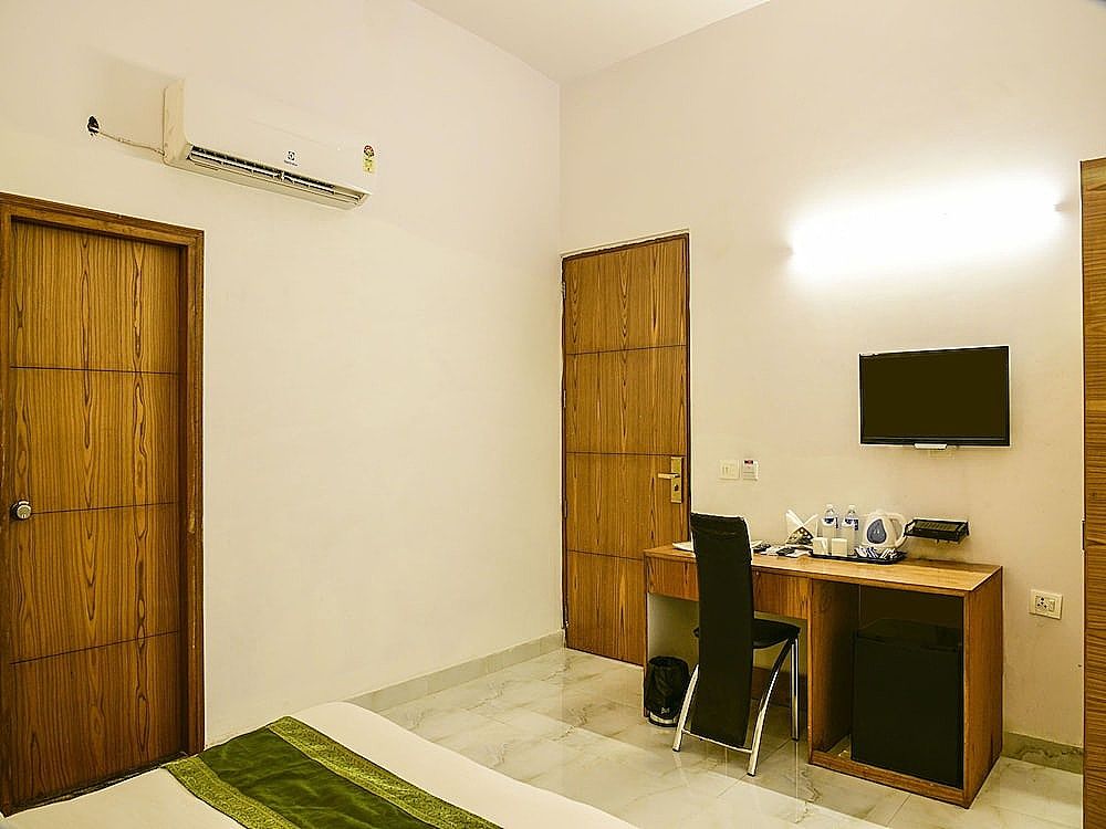 Treebo All Heavens Standard Room, 1 King Bed 8