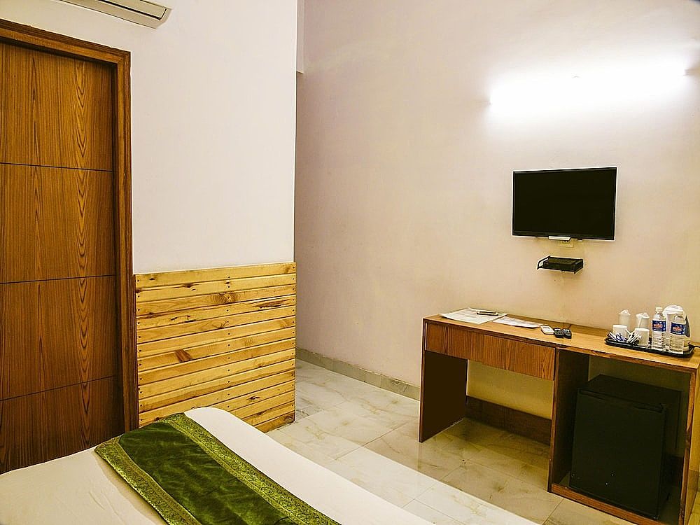 Treebo All Heavens Standard Room, 1 King Bed 9