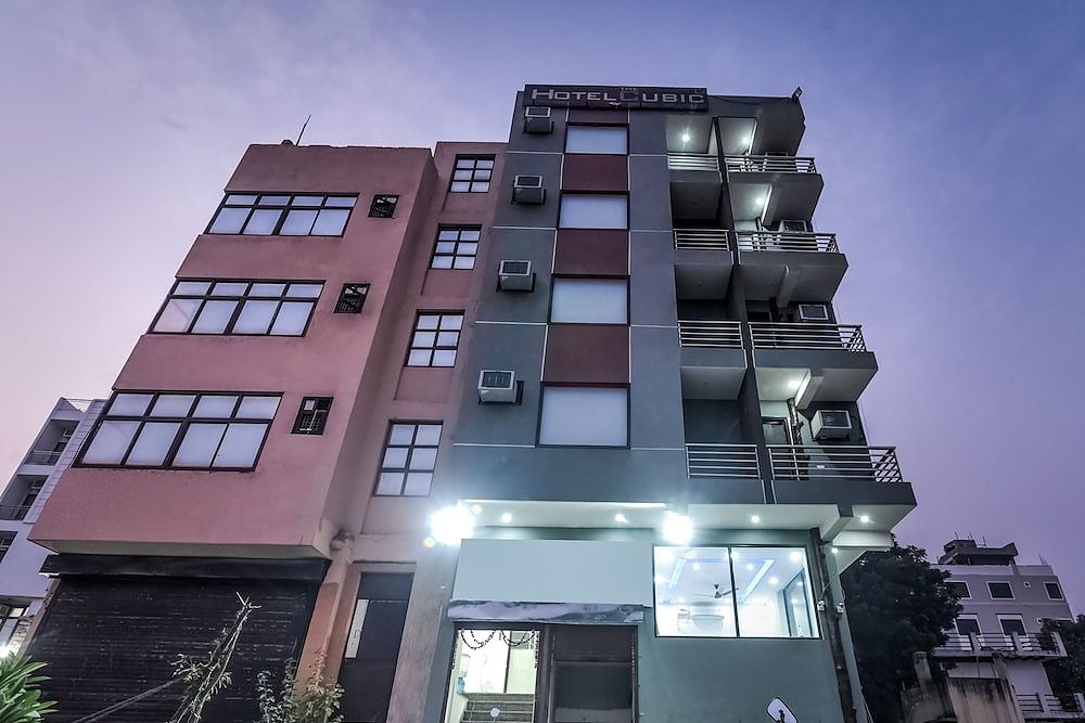 undefined OYO 24236 Q Hotel 2