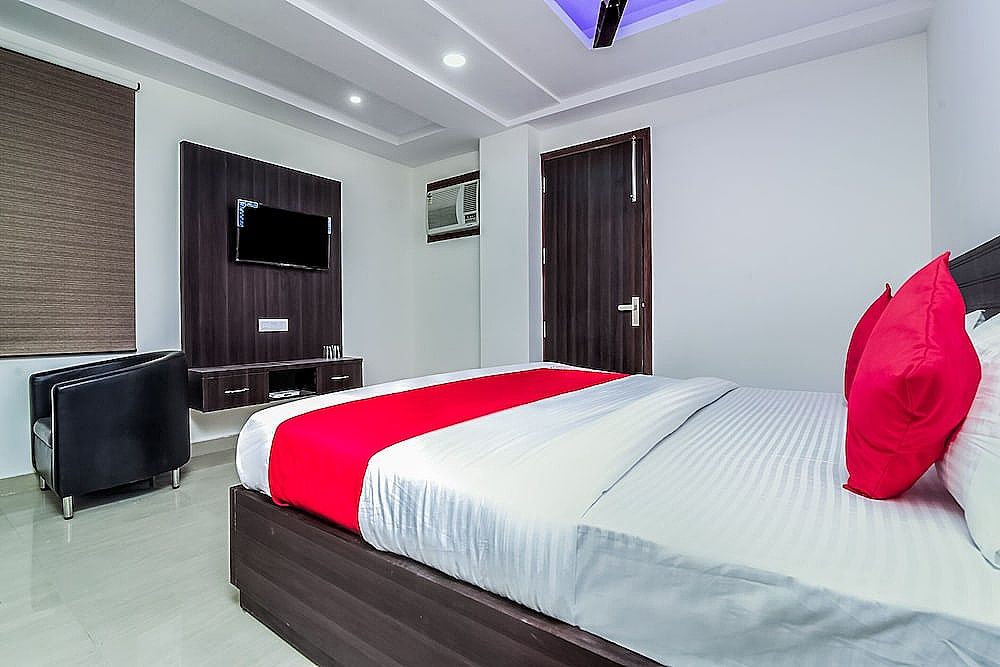 OYO 24236 Q Hotel Double or Twin Room 9
