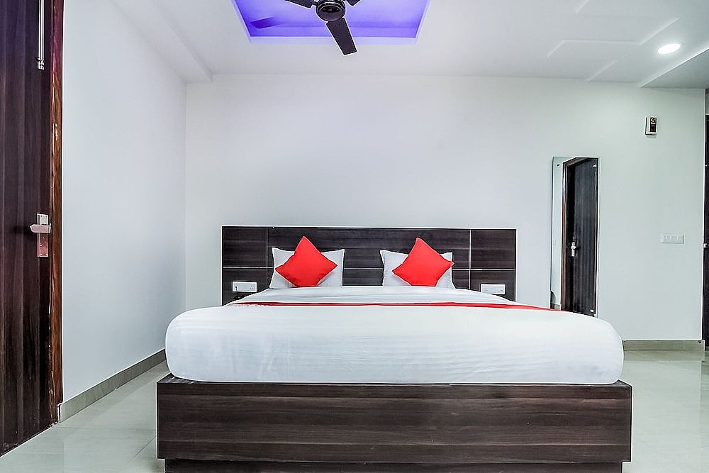 OYO 24236 Q Hotel Double or Twin Room 12