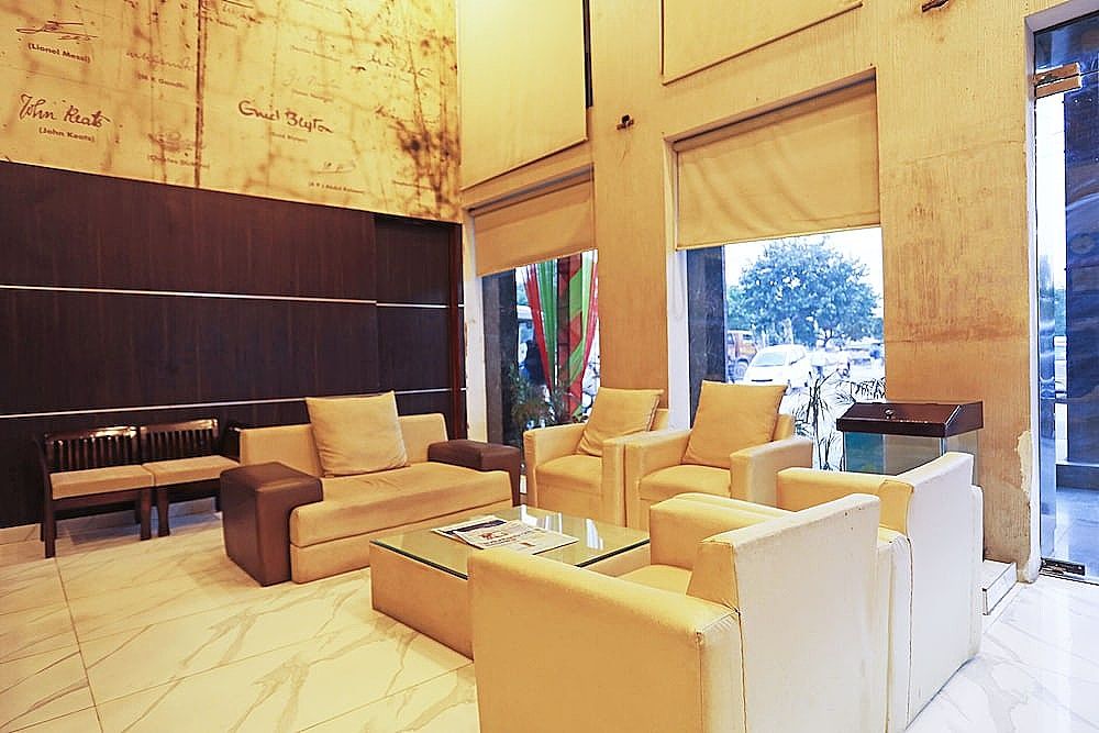 undefined OYO 8902 Hotel Ronald Inn 6