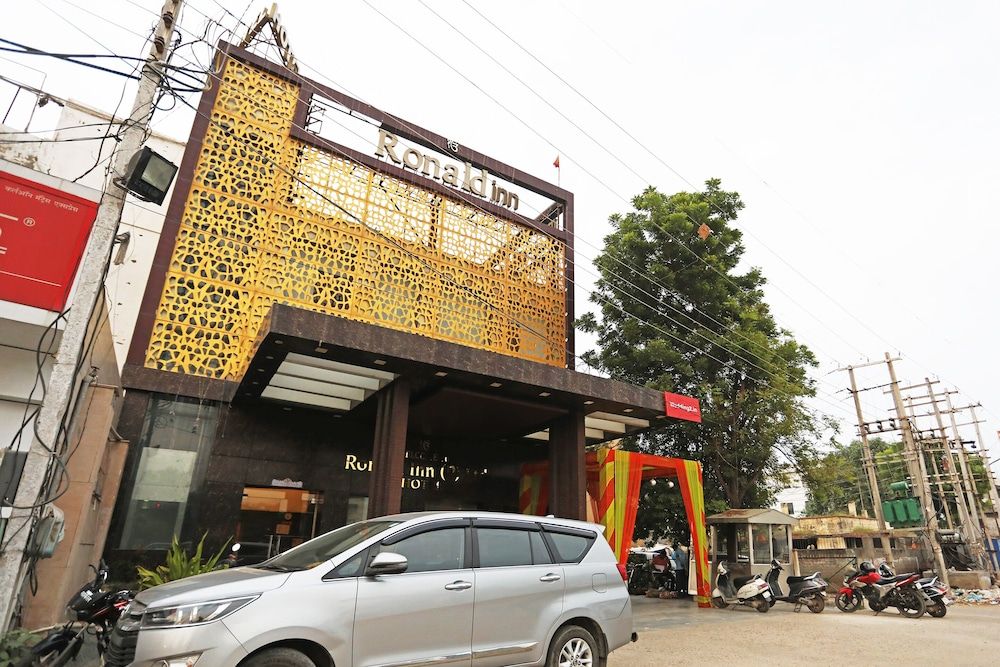 undefined OYO 8902 Hotel Ronald Inn 2