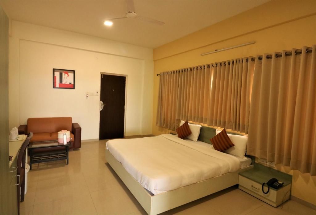 Goverdhan Greens Resort Deluxe Room with Balcony 3