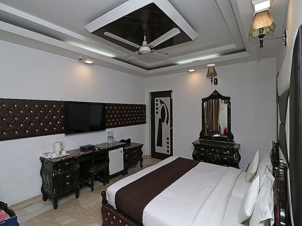 OYO 11201 Near Bhikaji Cama Place Double or Twin Room 5
