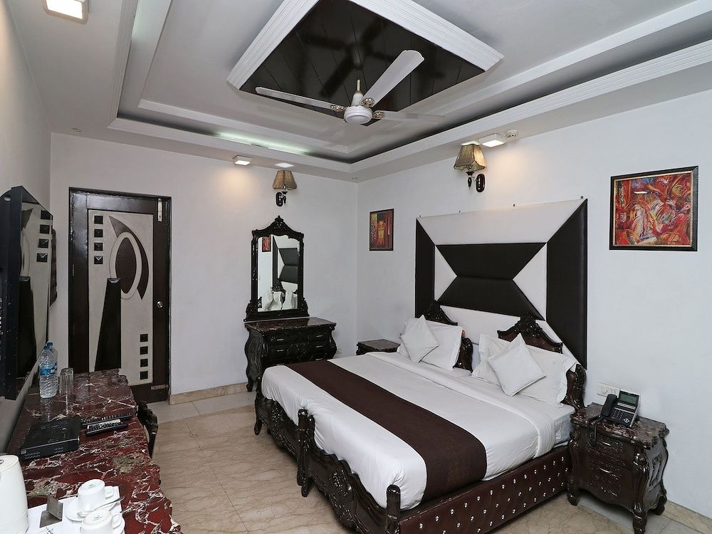 OYO 11201 Near Bhikaji Cama Place Double or Twin Room 9