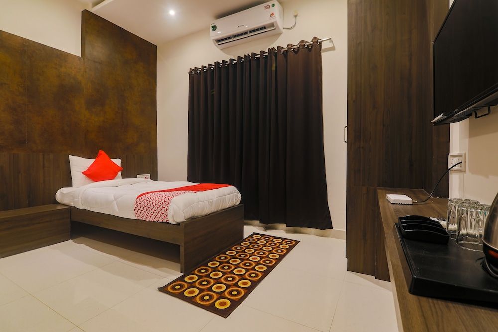 undefined Capital O 36008 Comfort Hotel 5