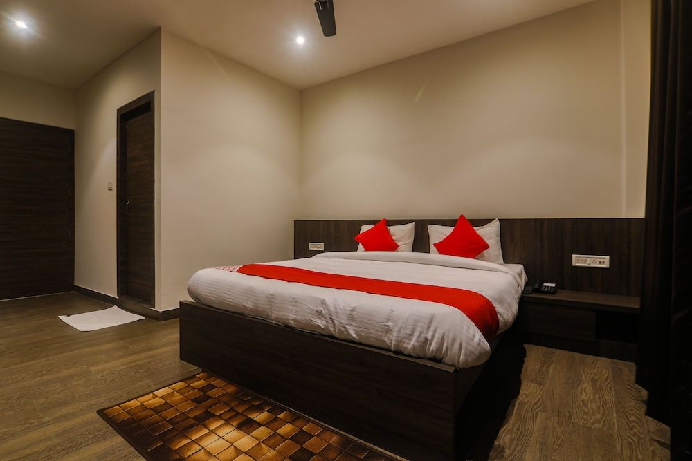 undefined Capital O 36008 Comfort Hotel 4