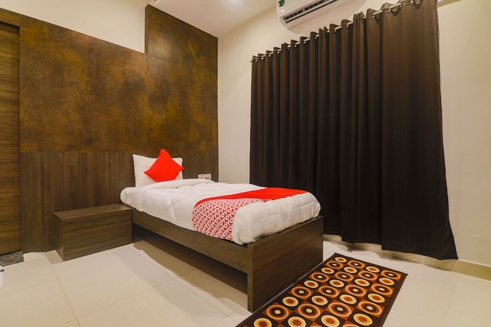 Capital O 36008 Comfort Hotel Single Room 4