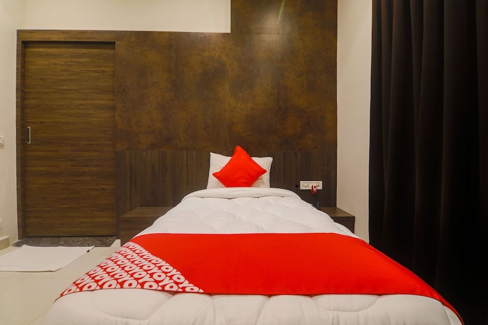 Capital O 36008 Comfort Hotel Single Room 3