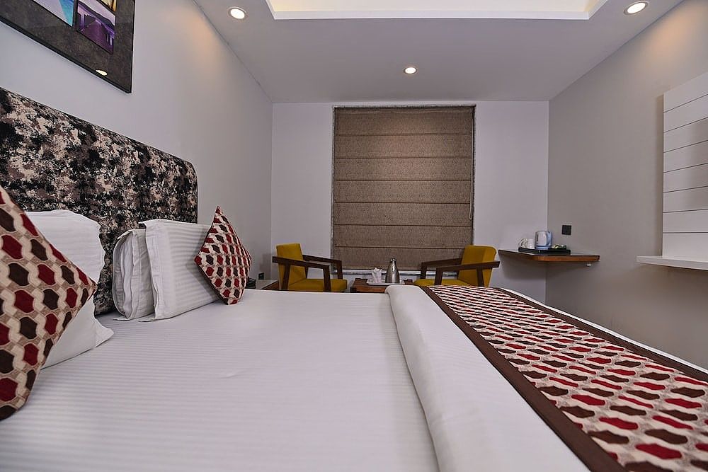Staybook Hotel Nitya Maharani Deluxe Studio 13