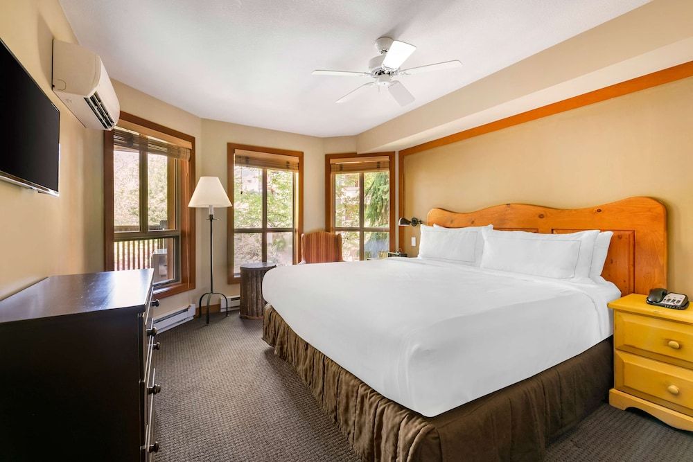 1 Bedroom 1 King Suite with Sofabed
