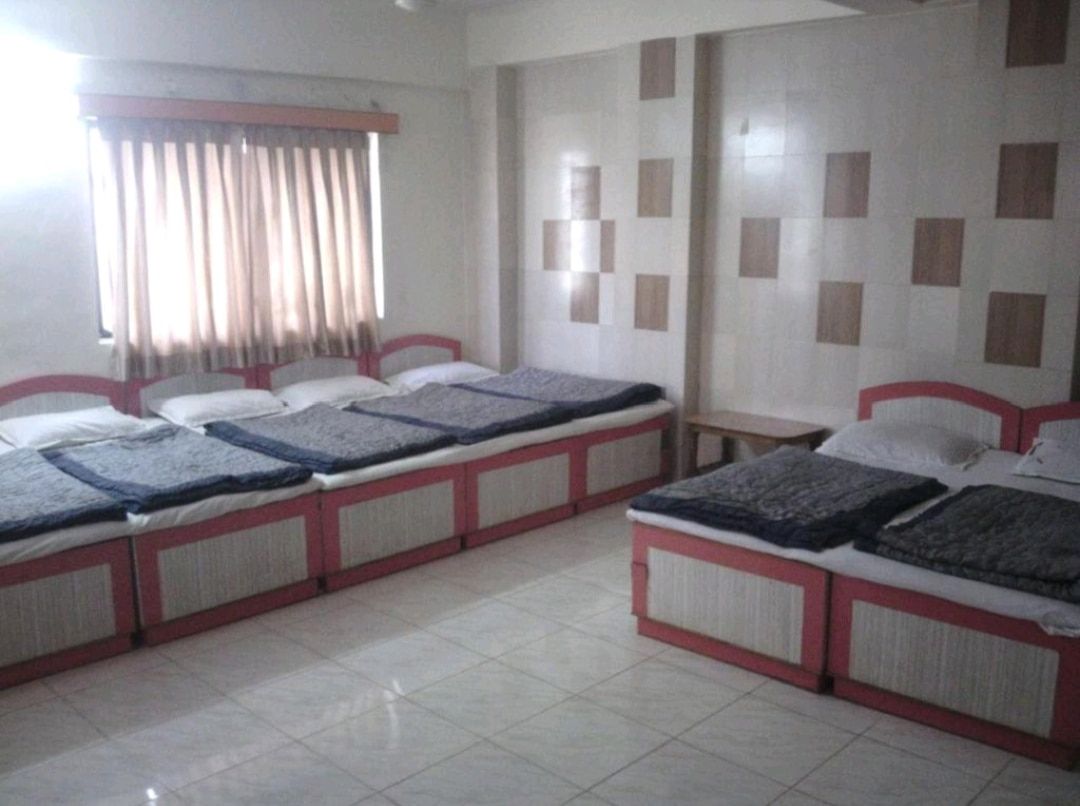 Deluxe 8-Bed NON AC Room