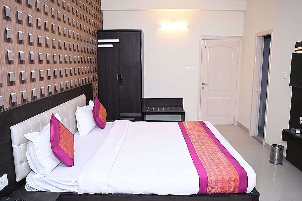 Ganga Darshnam Guest House Deluxe Room 8