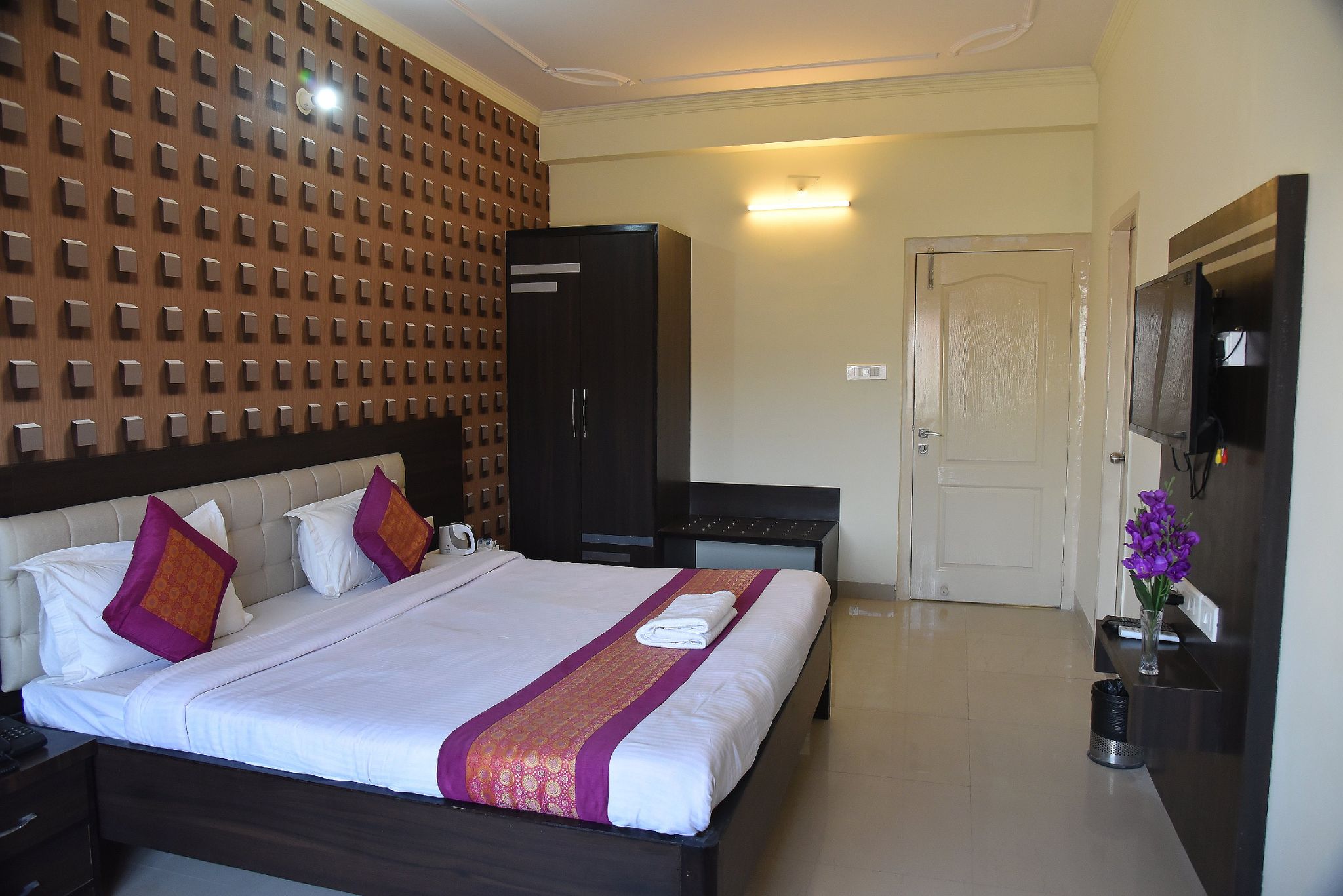 Ganga Darshnam Guest House Deluxe Room 5