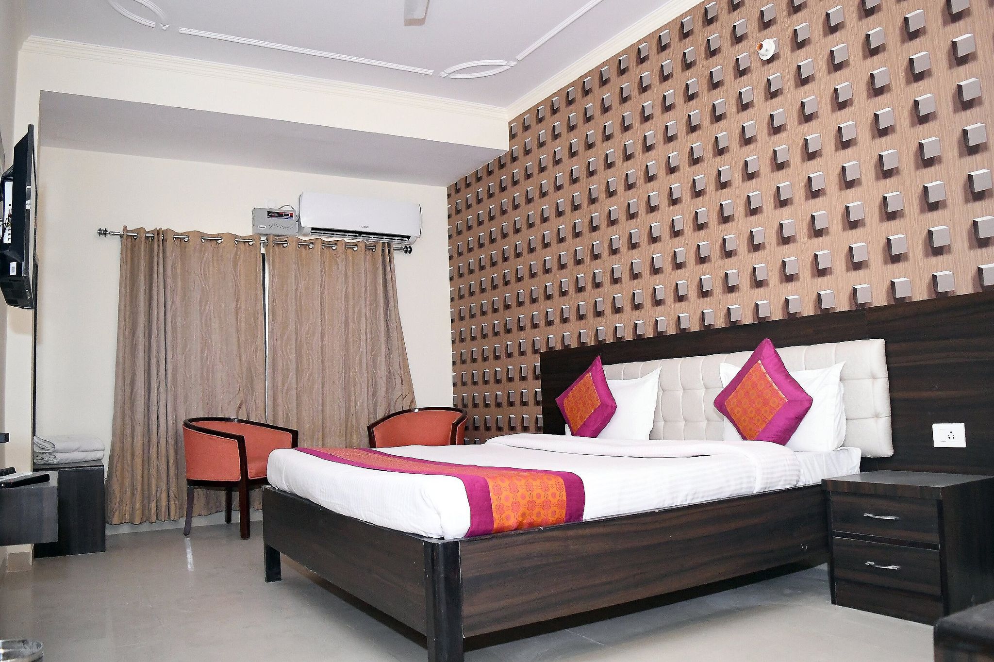 Ganga Darshnam Guest House Deluxe Room 4