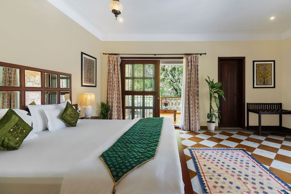 Luxury Suite with Pool View