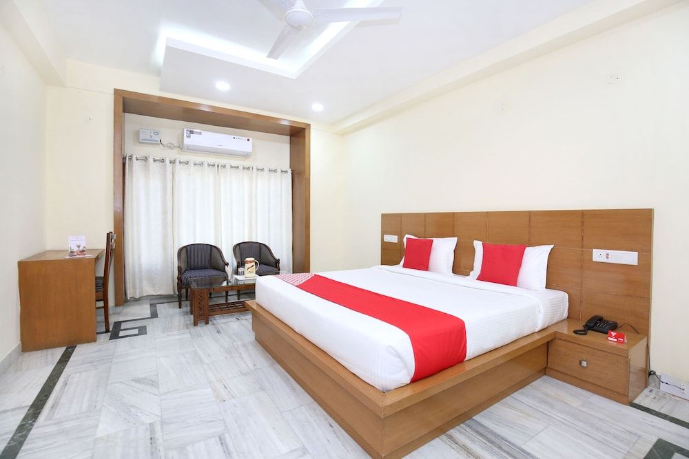 OYO 12767 Hotel Grand Chinar Deluxe Double or Twin Room, 1 King Bed 4