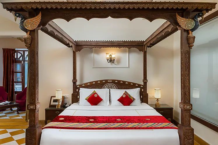 Heritage Master Suite with Bathtub