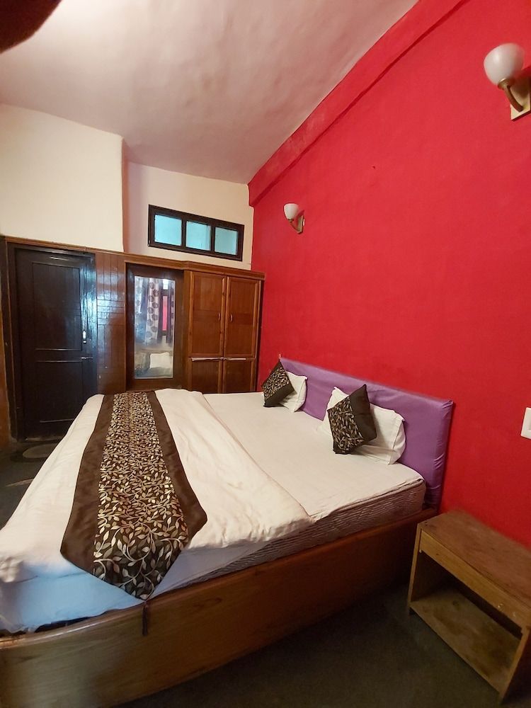 Goroomgo Lake View Mall Road Nainital Deluxe Double Room