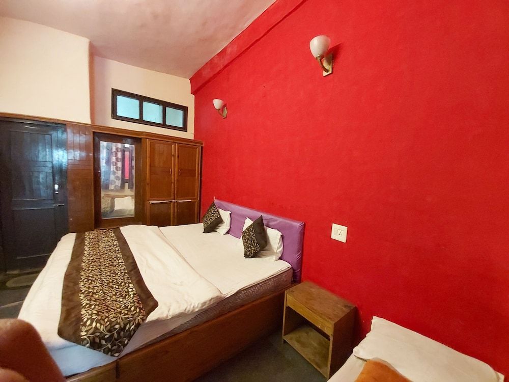 Goroomgo Lake View Mall Road Nainital Deluxe Double Room 8