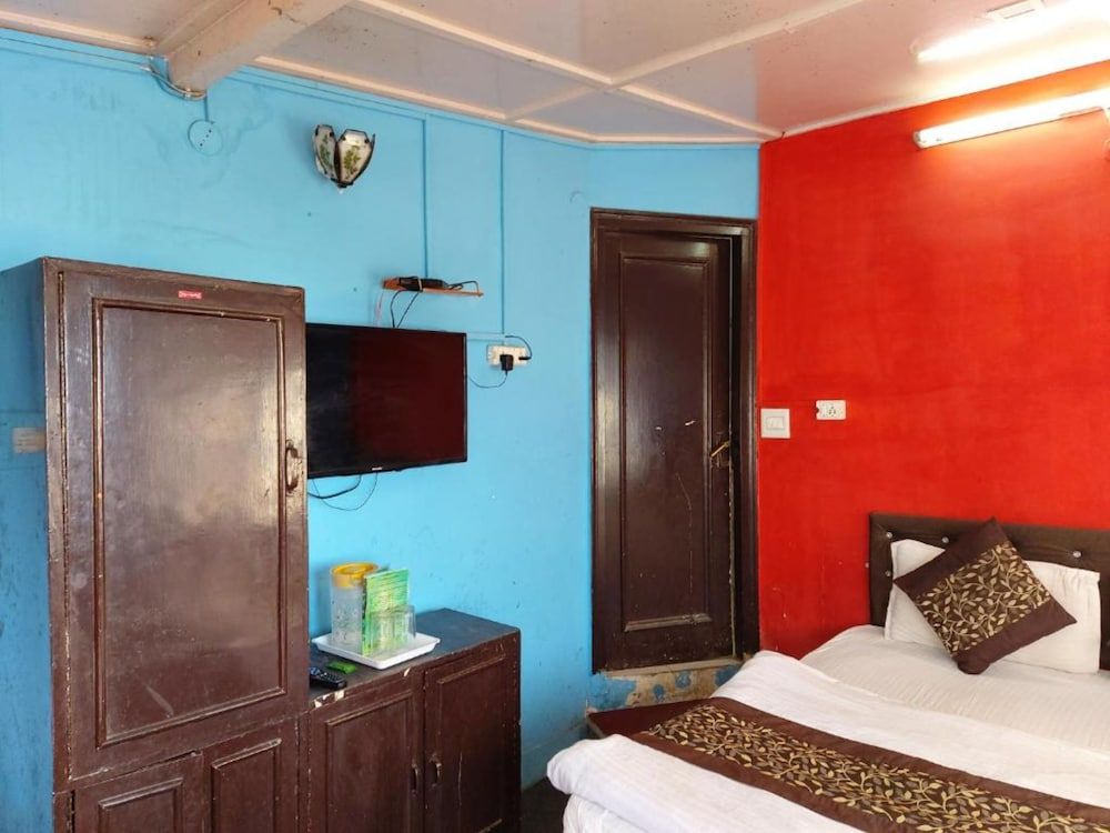 Goroomgo Lake View Mall Road Nainital Deluxe Double Room 5