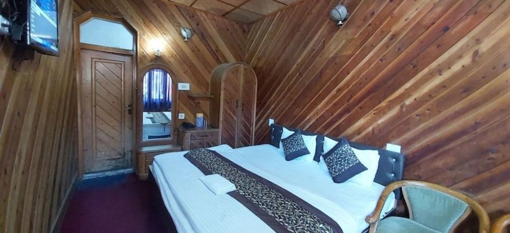 Goroomgo Lake View Mall Road Nainital Deluxe Double Room 2