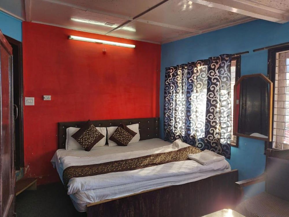 Goroomgo Lake View Mall Road Nainital Deluxe Double Room 7