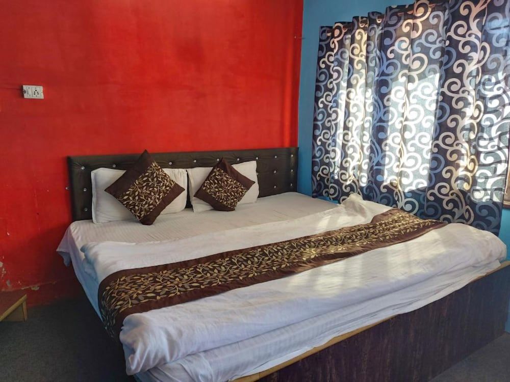 Goroomgo Lake View Mall Road Nainital Deluxe Double Room 6